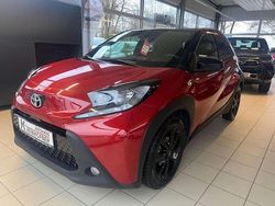 Chili red / night sky black Gebraucht 2023 Toyota Aygo X Comfort SUV | 14.380 € (Guter Preis)