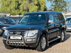 Grau Gebraucht 2015 Mitsubishi Pajero Diamant Edition SUV | 26.900 €