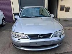 Grau Gebraucht 2001 Opel Vectra Limousine | 1.400 € (Fairer Preis)