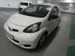Weiß Gebraucht 2011 Toyota Aygo Basis Kleinwagen | 3.200 € (Fairer Preis)