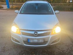 Silber Gebraucht 2010 Opel Astra Kombi | 1.900 €