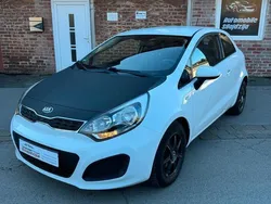 Weiß Gebraucht 2014 Kia Rio Edition 7 Limousine | 4.900 € (Guter Preis)