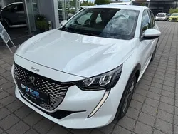 Weiß Gebraucht 2021 Peugeot e-208 Active Kleinwagen | 14.890 € (Fairer Preis)