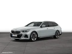 Grau Gebraucht 2024 BMW 540 Kombi | 70.513 €