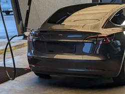 Grau Gebraucht 2021 Tesla Model 3 Standard Range Plus Limousine | 25.900 € (Fairer Preis)