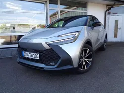 Shimering silver/ dach schwarz Gebraucht 2024 Toyota C-HR Team SUV | 34.850 € (Fairer Preis)
