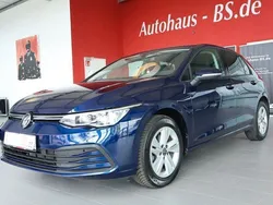 Blau Gebraucht 2023 VW Golf VIII Life Limousine | 22.949 € (Superpreis)