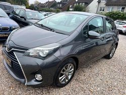Grau Gebraucht 2015 Toyota Yaris Comfort Limousine | 6.999 € (Fairer Preis)