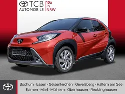Chili red perleffekt/ night sky black Gebraucht 2022 Toyota Aygo Basis Kleinwagen | 17.489 € (Fairer Preis)