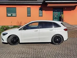Weiß Gebraucht 2024 Mercedes B200 AMG line Van / Kleinbus | 33.000 € (Fairer Preis)