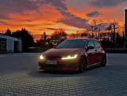 Rot Gebraucht 2017 VW Golf VII GTI Kleinwagen | 26.500 €