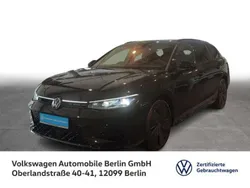 Grenadillschwarz metallic Gebraucht 2024 VW Passat R-line Kombi | 48.320 €
