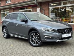 Grau Gebraucht 2017 Volvo V60 CC Pro Kombi | 17.999 € (Fairer Preis)