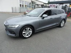 Grau Gebraucht 2018 Volvo V60 Momentum Kombi | 10.900 €