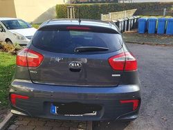 Grau Gebraucht 2015 Kia Rio Spirit Limousine | 5.500 € (Fairer Preis)