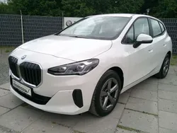 Weiß Gebraucht 2024 BMW 218 Active Tourer Van / Kleinbus | 27.590 €
