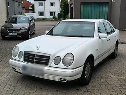 Weiß Gebraucht 1996 Mercedes E230 Limousine | 3.950 €