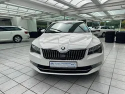 Weiß Gebraucht 2019 Skoda Superb Ambition Kombi | 18.300 € (Fairer Preis)