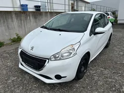 Weiß Gebraucht 2012 Peugeot 208 Active Kleinwagen | 2.999 € (Fairer Preis)