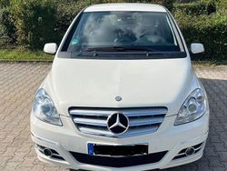 Weiß Gebraucht 2011 Mercedes B200 Van / Kleinbus | 4.900 € (Fairer Preis)