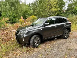 Titan dark gray pearl metallic Neu 2025 Suzuki Vitara Comfort SUV | 30.885 € (Teuer)