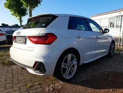 Gletscherweiß metallic gletscherweiß metallic Gebraucht 2020 Audi A1 Sportback S-Line Kleinwagen | 21.879 € (Etwas zu teuer)