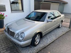Silber Gebraucht 1997 Mercedes E230 Avantgarde Limousine | 1.650 €