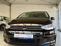 Deep black perleffekt Gebraucht 2024 VW Touran Van / Kleinbus | 31.870 € (Fairer Preis)