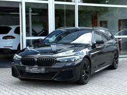Black sapphire metallic Gebraucht 2021 BMW 520 M Sport Kombi | 33.800 € (Fairer Preis)
