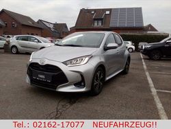 Silber Neu 2025 Toyota Yaris Limousine | 30.989 €