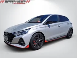 Sleek silver (metallic) Gebraucht 2023 Hyundai i20 Limousine | 25.990 € (Etwas zu teuer)