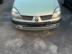 Grün Gebraucht 2002 Renault Clio II Kleinwagen | 950 € (Fairer Preis)