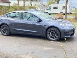 Grau Gebraucht 2022 Tesla Model 3 RWD Limousine | 32.000 € (Fairer Preis)