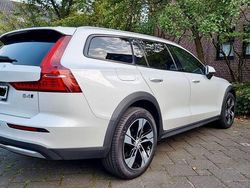 Weiß Gebraucht 2023 Volvo V60 CC Plus Kombi | 34.500 € (Guter Preis)
