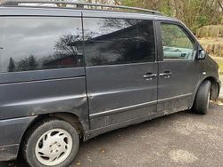 Schwarz Gebraucht 2002 Mercedes V220 Van / Kleinbus | 950 €