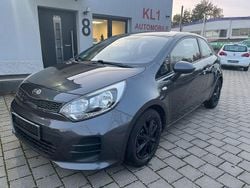 Grau Gebraucht 2016 Kia Rio Attract Limousine | 5.990 € (Fairer Preis)