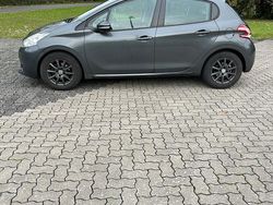 Grau Gebraucht 2012 Peugeot 208 Kleinwagen | 3.999 € (Fairer Preis)