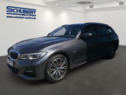 Grau Gebraucht 2022 BMW 330e M Sport Kombi | 24.890 €