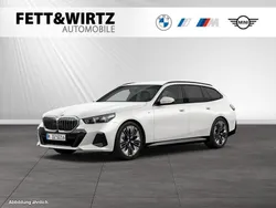 Mineralweiss metallic Gebraucht 2024 BMW 520 M Sport Kombi | 51.788 € (Superpreis)