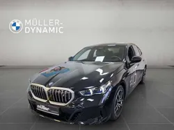Saphirschwarz Gebraucht 2025 BMW i5 M Sport Limousine | 65.840 €