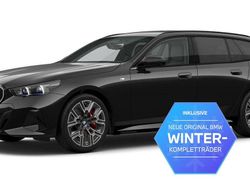 Black sapphire metallic Gebraucht 2025 BMW 520 M Sport Kombi | 68.885 €