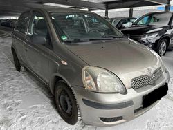 Grau Gebraucht 2004 Toyota Yaris Kleinwagen | 1.990 € (Etwas zu teuer)