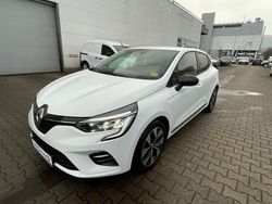 Weiß Gebraucht 2023 Renault Clio V Evolution Limousine | 16.997 € (Teuer)