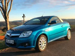 Blau Gebraucht 2010 Opel Tigra Cabrio | 2.000 € (Teuer)