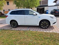 Weiß Gebraucht 2016 Mitsubishi Outlander P-HEV SUV | 14.450 € (Guter Preis)