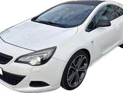 Weiß Gebraucht 2012 Opel Astra GTC Innovation Limousine | 10.999 €