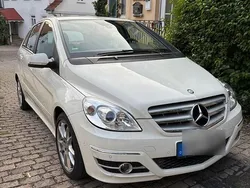 Weiß Gebraucht 2011 Mercedes B180 Van / Kleinbus | 4.500 €