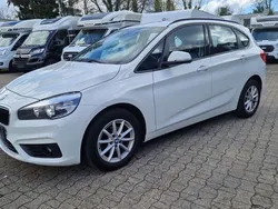 Weiß Gebraucht 2015 BMW 214 Active Tourer Basis Van / Kleinbus | 7.990 € (Fairer Preis)