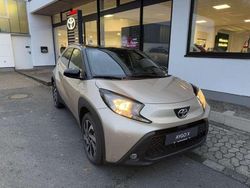 Ginger beige / night sky black Gebraucht 2024 Toyota Aygo X Team SUV | 17.480 € (Fairer Preis)