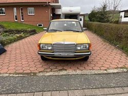 Gelb Gebraucht 1982 Mercedes 200 Limousine | 7.990 €